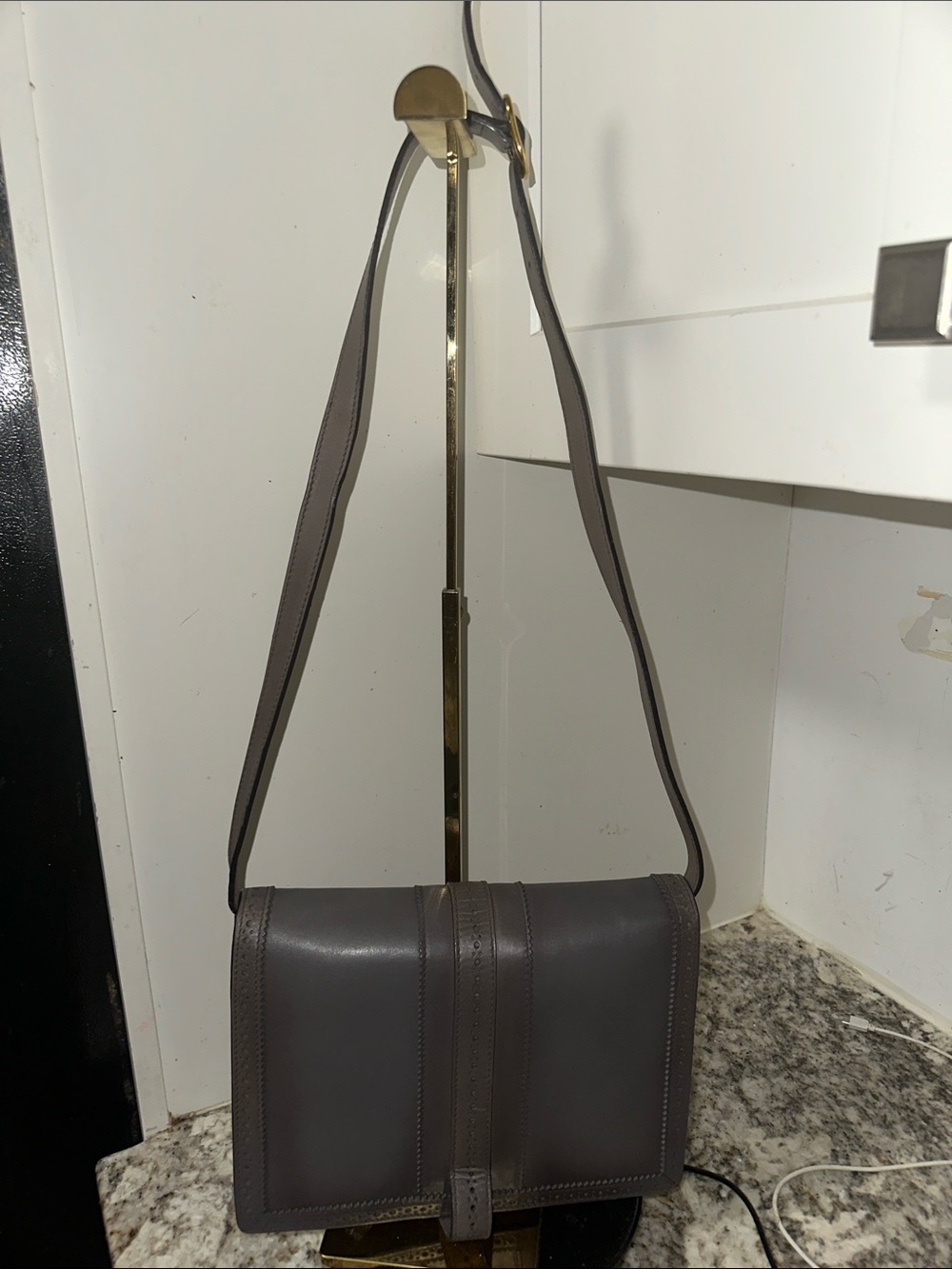Gucci Gray Leather Shoulder Bag with Gold Hardware. PREOWNED (AUTHENTIC) - Picture 4 of 16